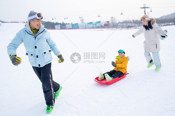 一家人一起去滑雪场滑雪图片