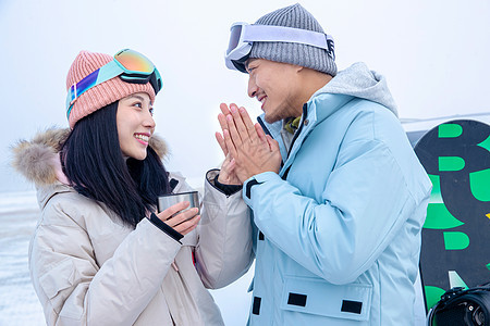 一家人一起去滑雪场滑雪图片