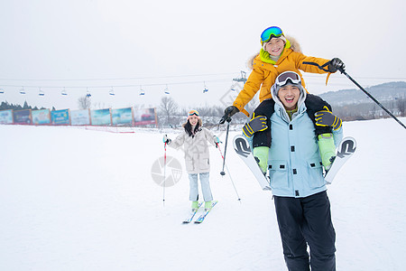 一家人一起去滑雪场滑雪图片