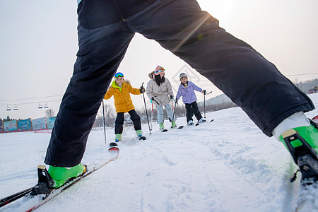 现实的一家人一起去滑雪场滑雪背景