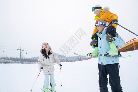 一家人一起去滑雪场滑雪图片