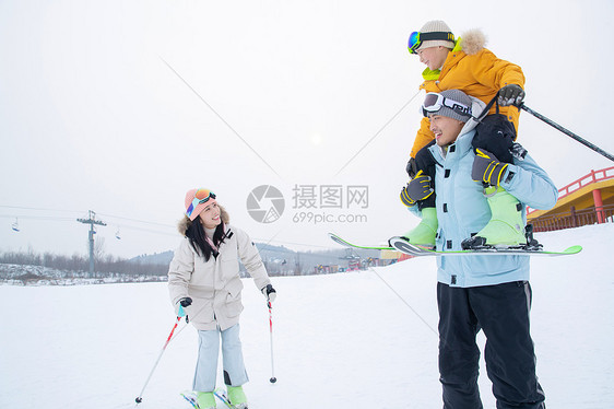 一家人一起去滑雪场滑雪图片