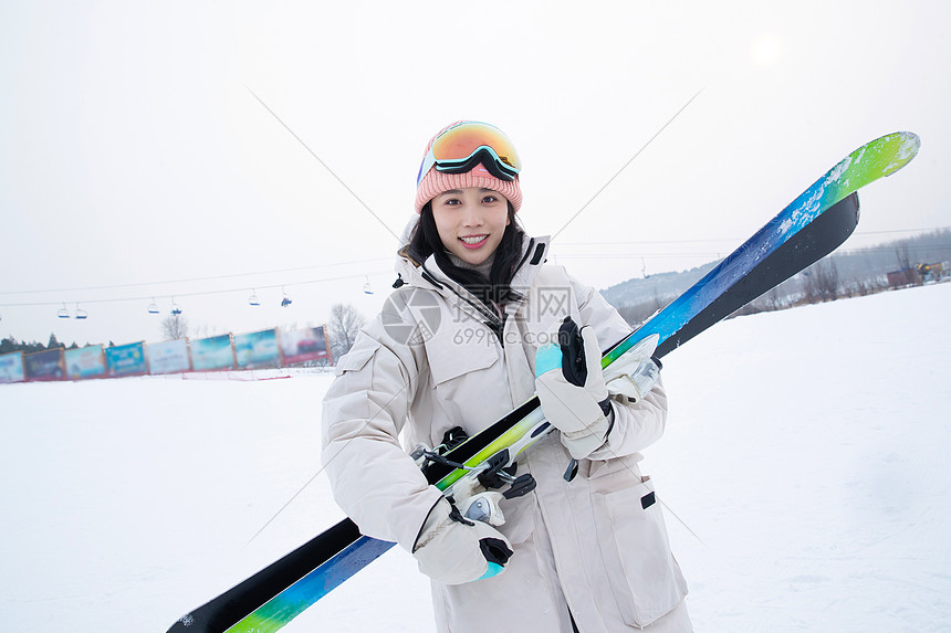 一家人一起去滑雪场滑雪图片