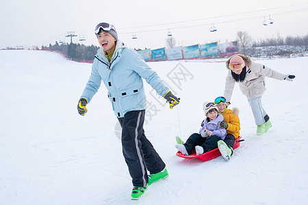 一家人一起去滑雪场滑雪图片