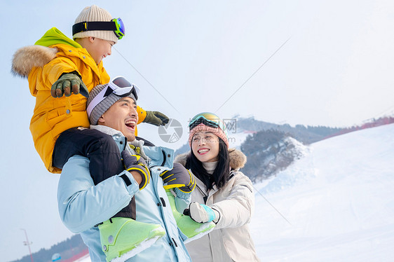 一家人一起去滑雪场滑雪图片