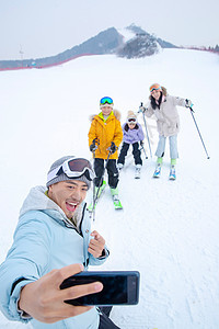 一家人一起去滑雪场滑雪图片