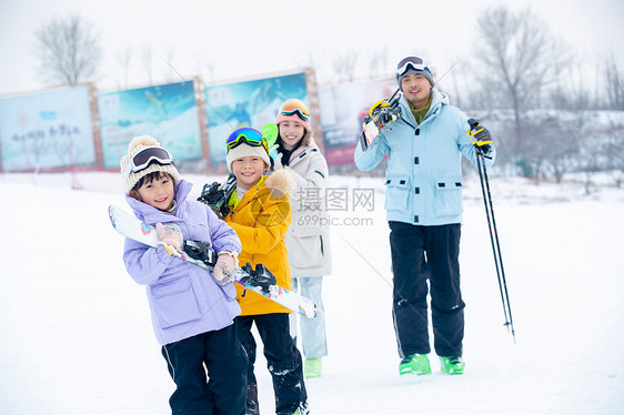 一家人到滑雪场滑雪运动图片