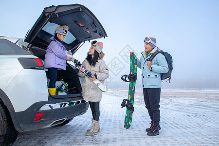 手套独生子女家庭休闲追求准备去滑雪的三口之家从汽车后备箱里拿滑雪板图片