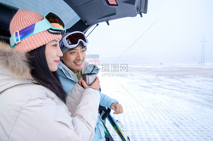 一家人到滑雪场滑雪运动图片