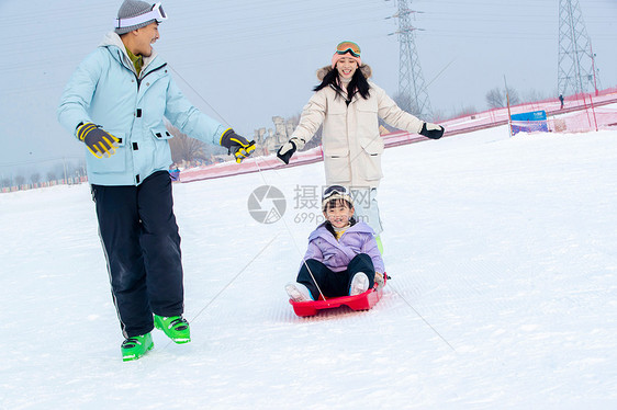 一家人到滑雪场滑雪运动图片