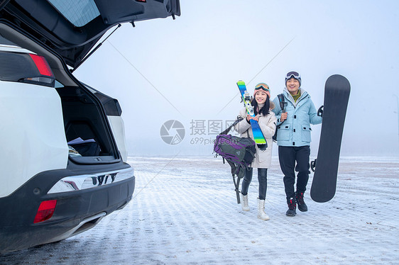 一家人到滑雪场滑雪运动图片