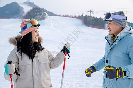 一家人到滑雪场滑雪运动图片