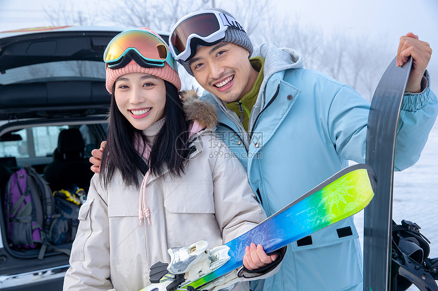 一家人到滑雪场滑雪运动图片