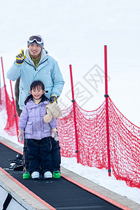 一家人到滑雪场滑雪运动高清图片