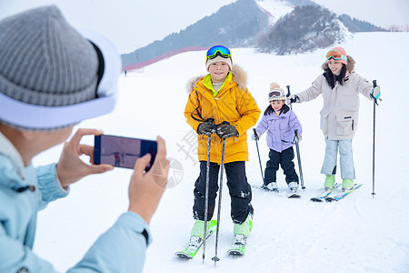 一家人到滑雪场滑雪运动图片