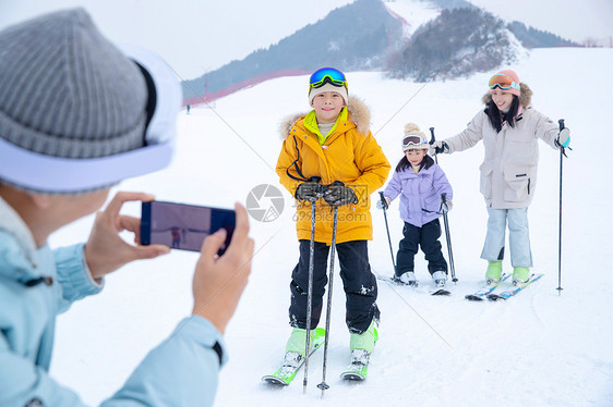 一家人到滑雪场滑雪运动图片