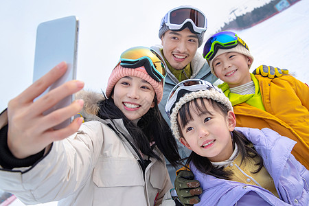 一家人到滑雪场滑雪运动图片