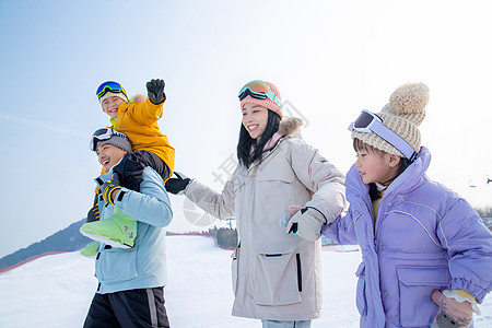 现实的一家人到滑雪场滑雪运动背景