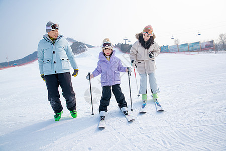 快乐的一家三口在滑雪场图片