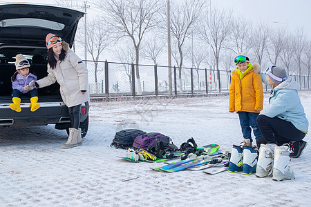 一家人到滑雪场滑雪运动图片