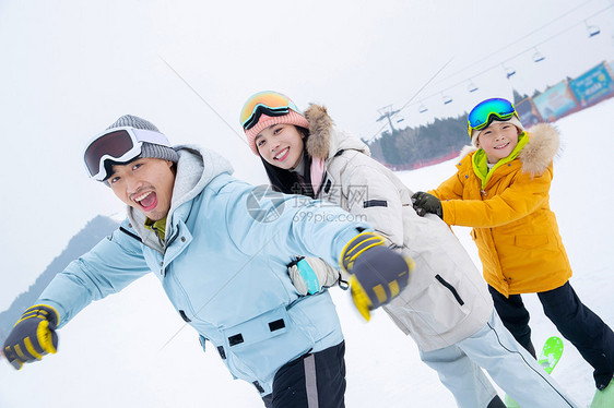 一家人到滑雪场滑雪运动图片