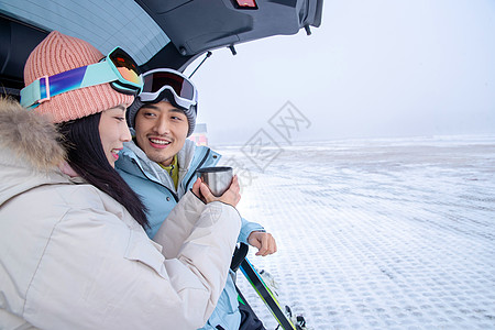 一家人到滑雪场滑雪运动图片