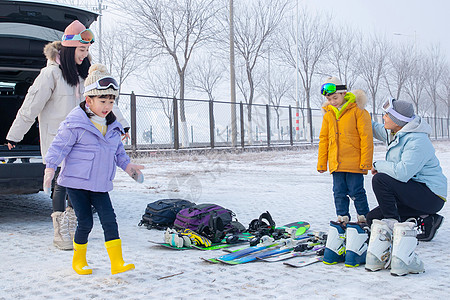 一家人到滑雪场滑雪运动高清图片