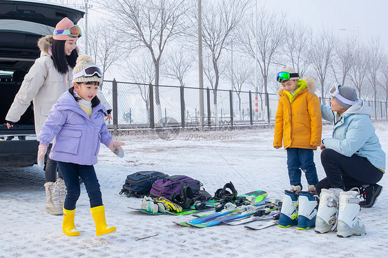 一家人到滑雪场滑雪运动图片