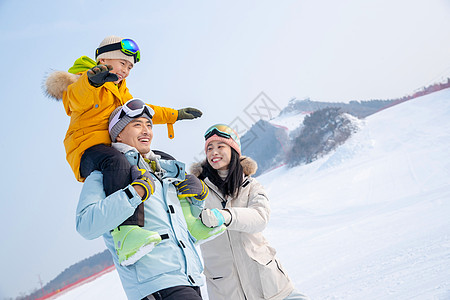 妈妈抱着儿子一家人到滑雪场滑雪运动背景