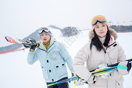 一家人到滑雪场滑雪运动图片