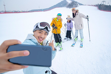 一家人到滑雪场滑雪运动图片