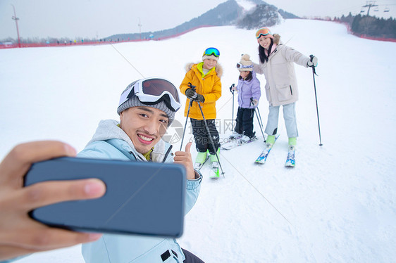 一家人到滑雪场滑雪运动图片