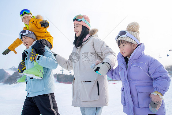 一家人到滑雪场滑雪运动图片