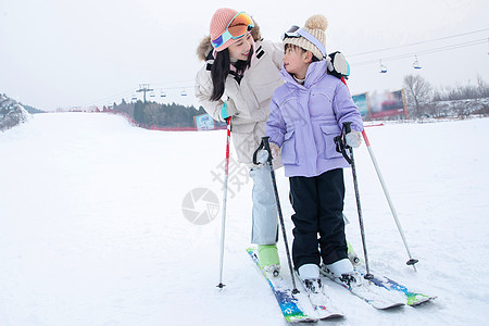 母女学习一家人到滑雪场滑雪运动背景