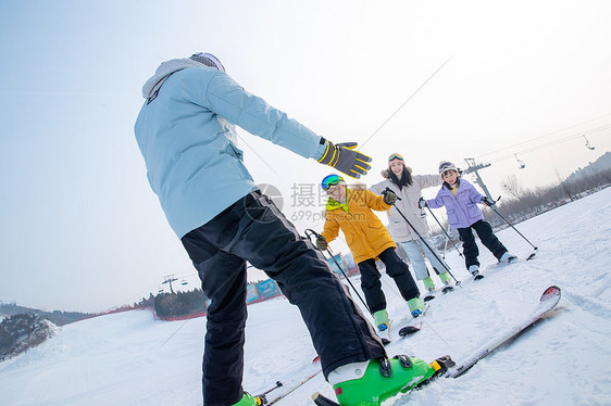 一家人到滑雪场滑雪运动图片