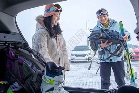 一家人到滑雪场滑雪运动图片