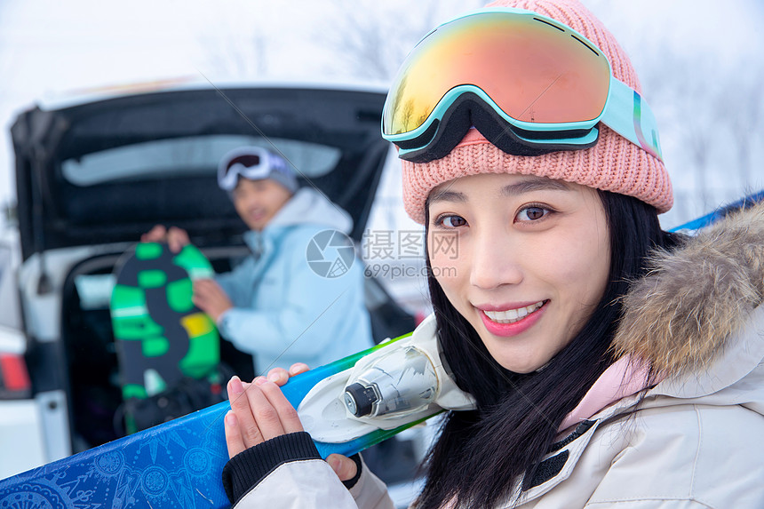 一家人到滑雪场滑雪运动图片