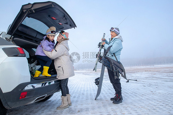 一家人到滑雪场滑雪运动图片