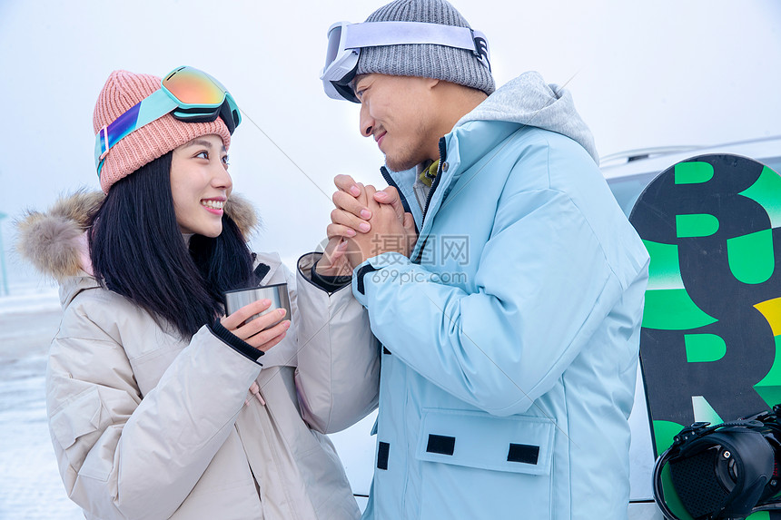 一家人到滑雪场滑雪运动图片