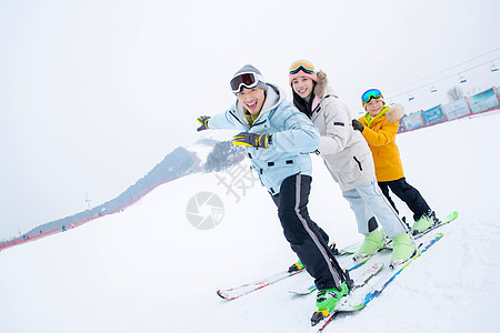 妈妈儿子一家人到滑雪场滑雪运动背景