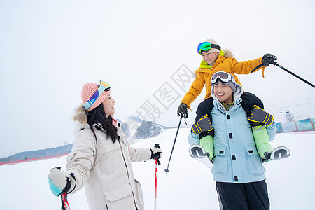 一家人到滑雪场滑雪运动图片