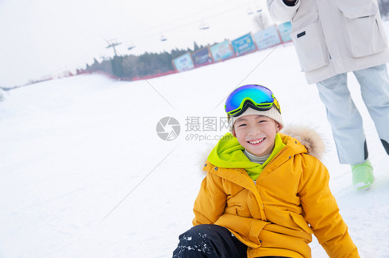 一家人到滑雪场滑雪运动图片