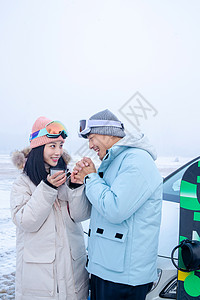 一家人到滑雪场滑雪运动图片