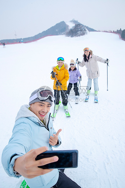 一家人到滑雪场滑雪运动图片