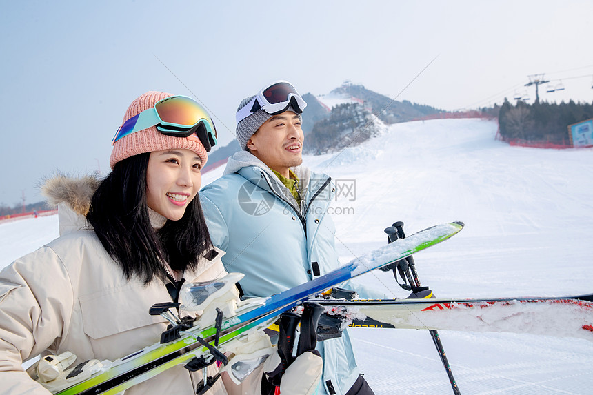 一家人到滑雪场滑雪运动图片