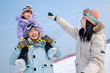 一家人到滑雪场滑雪运动图片