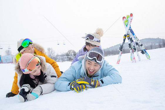 一家人到滑雪场滑雪运动图片