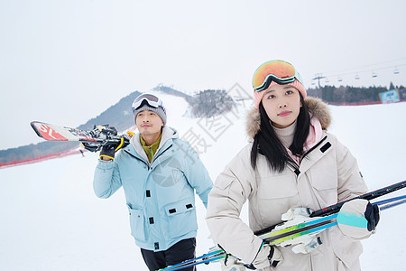 一家人到滑雪场滑雪运动图片