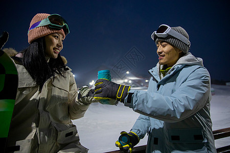 一家人到滑雪场滑雪运动图片