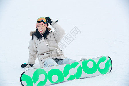 一家人到滑雪场滑雪运动图片